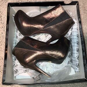 Rock & Republic Metallic Bronze Ankle Booties Sz 6 NEW